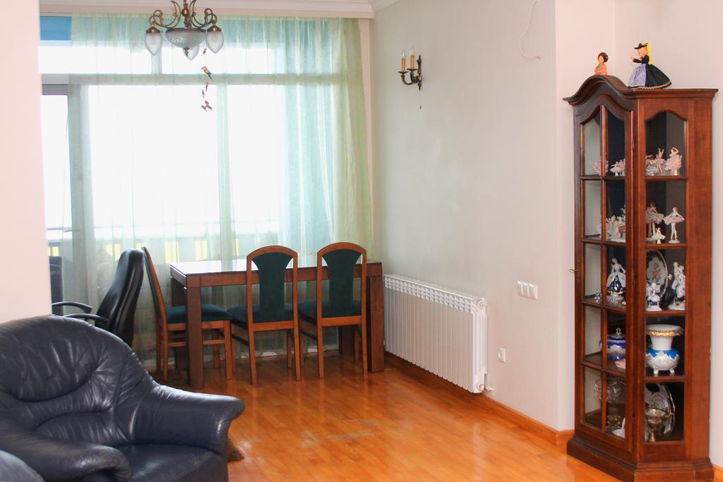 Apartment Rustaveli 57 บาทูมิ ภายนอก รูปภาพ